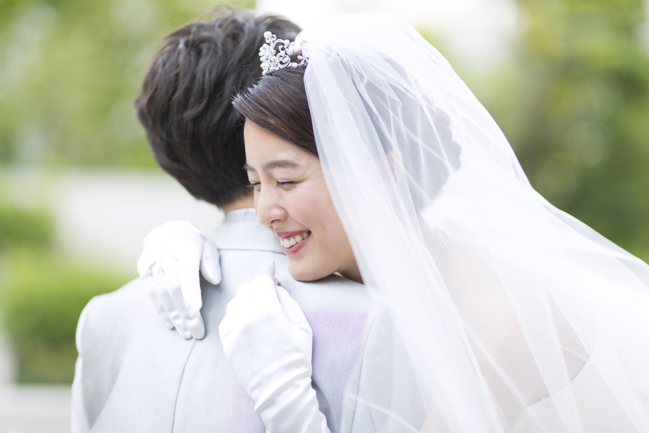 抱き締めあう新郎と新婦