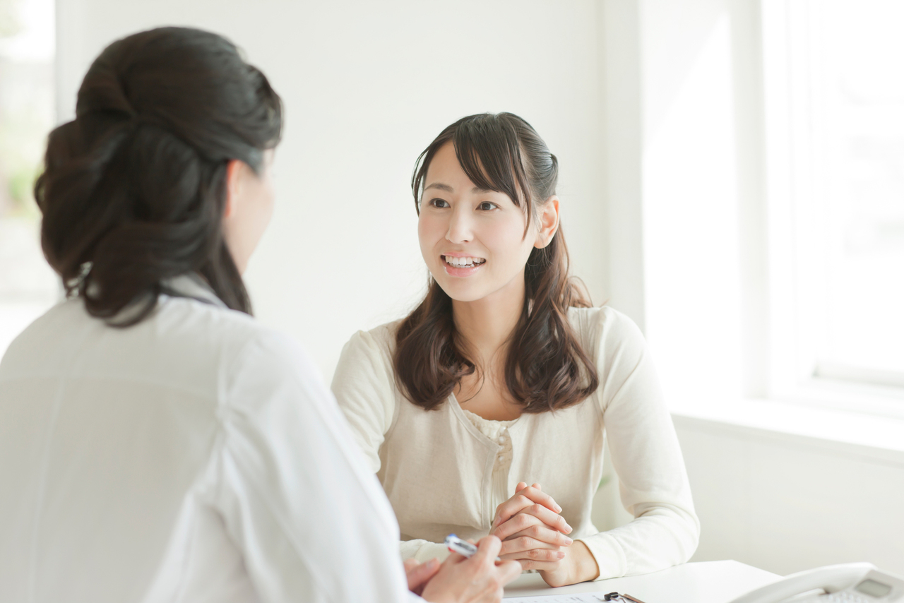 婚活に悩む女性の写真